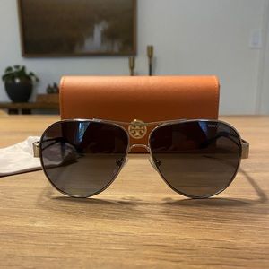 New w/out tags Tory Burch aviators black/silver